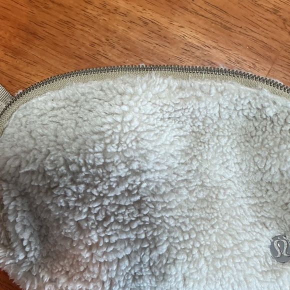 lululemon Everywhere Belt Bag 1L Cream Fleece - Picture 2 of 7